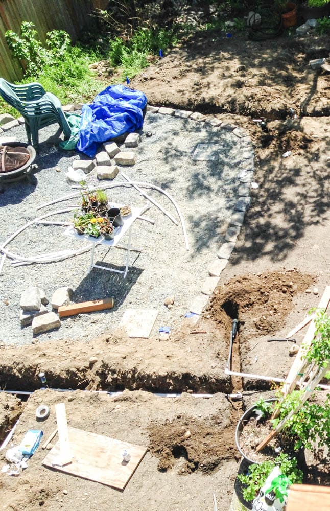 Vue d'oiseau du patio de gravier avec des tampons de ciment prêts pour l'installation du gazebo costco de Yardistry