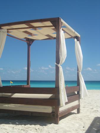 beach bed with curtains