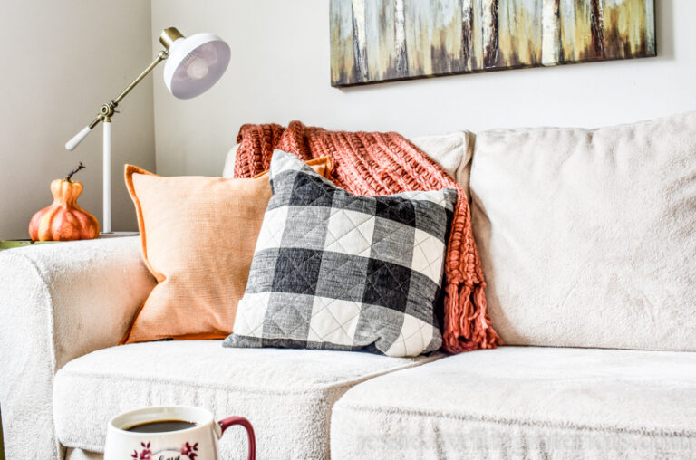 Fall Living Room Decor: Cozy Throw Pillows & Blankets