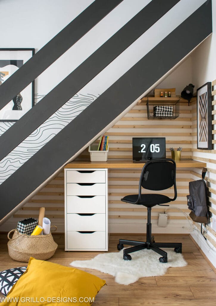 estación de tareas moderna para el dormitorio de los niños o pequeño rincón de oficina debajo de las escaleras, con detalles en las paredes de madera y hack de escritorio Ikea Alex